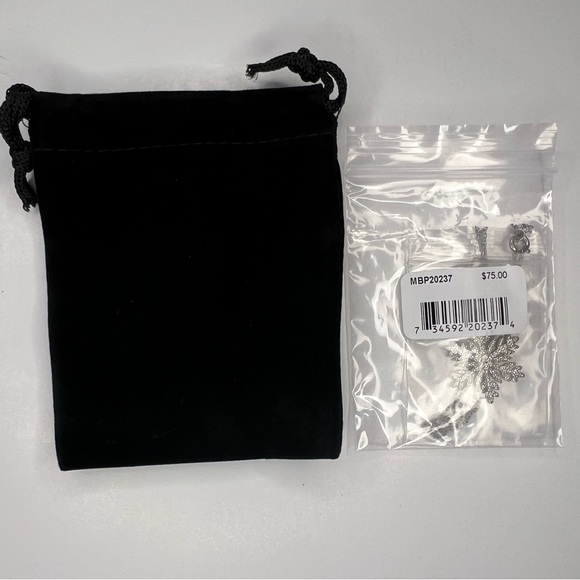 NWT Silver Plated Diamond Accent Snowflake Pendant Necklace 17” Chain - Picture 6 of 8